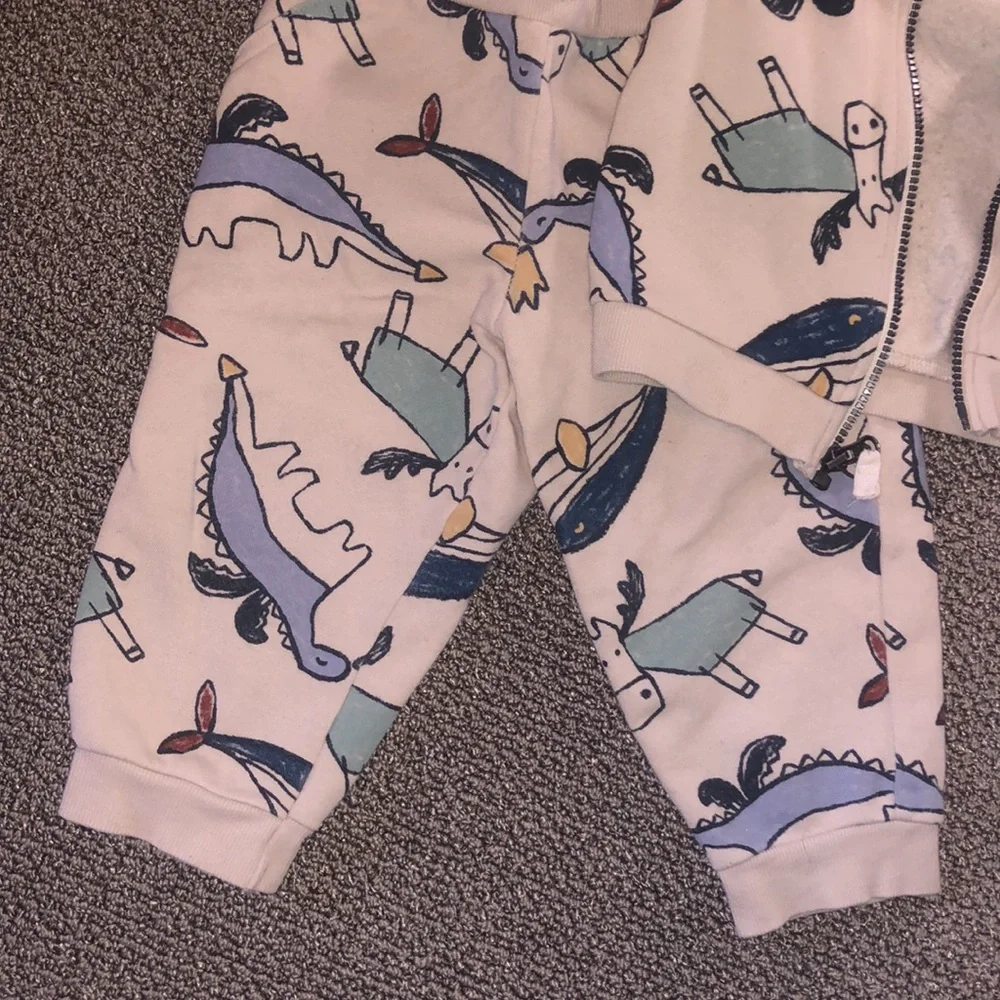 Carter’s 24M Matching Set - Picture 3 of 5